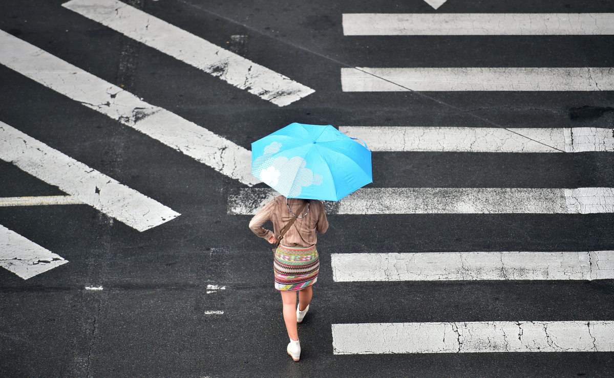 ▲비가 내린 21일 오후 대구 동구 신천동 동대구역 복합환승센터 앞에서 한 시민이 우산을 쓰고 횡단보도를 건너고 있다.  (뉴시스)