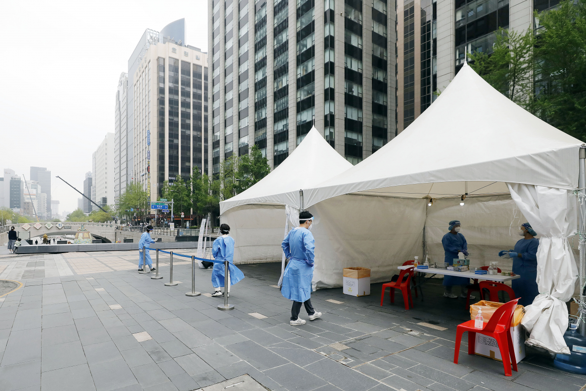 ▲코로나19 감염병 등급을 2급으로 하향 조정을 하루 앞둔 24일 서울 청계광장에 설치된 선별검사소가 한가한 모습을 보이고 있다.  (뉴시스)