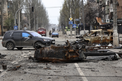 ▲우크라이나 마리우폴 거리에 파괴된 탱크 잔해가 널려 있다. 마리우폴/AP연합뉴스
