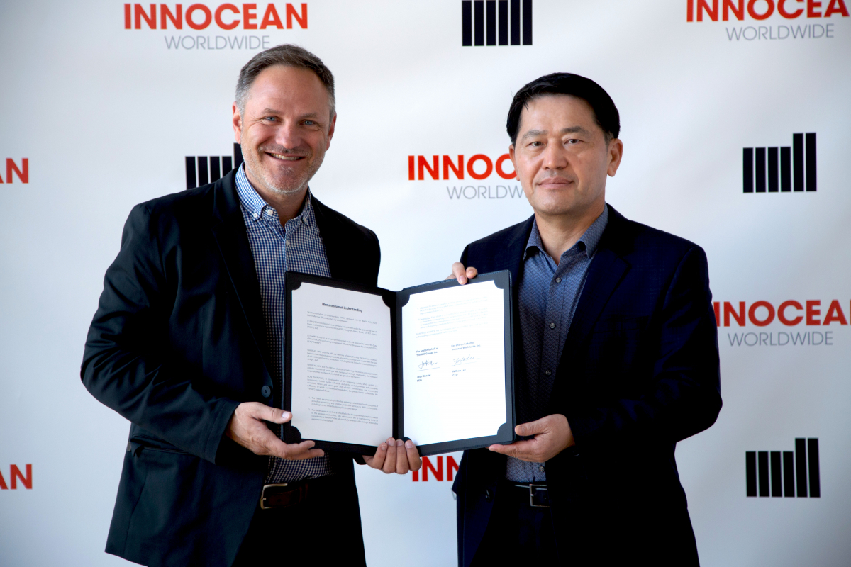 ▲지난 15일(현지시간) 미국 뉴욕 더 밀 본사에서 열린 글로벌 파트너십 구축 MOU 체결식에 참석한 이용우  이노션 글로벌 CEO(오른쪽)와 조쉬 만델(Josh Mandel) 더 밀 글로벌 CEO (이노션 제공)