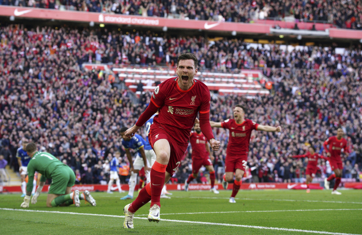 ▲25일(한국 시간) 앤드류 로버트슨이 에버튼과의 2021~22 EPL 홈경기에서 선제골을 터뜨린 뒤 세리머니를 하고 있다.(AP/연합뉴스)
