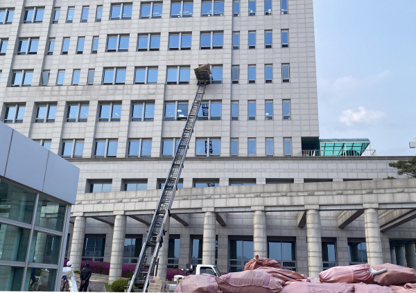 ▲21일 오후 서울 용산구 국방부 청사에 리모델링을 위한 장비가 반입되고 있다.  (연합뉴스)