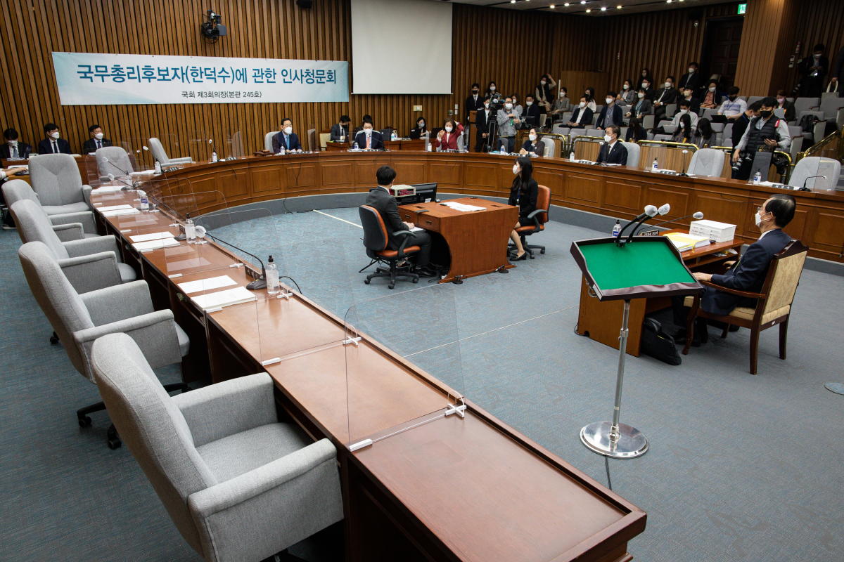 ▲25일 서울 여의도 국회에서 열린 한덕수 국무총리 후보자에 대한 인사청문회에 더불어민주당과 정의당 의원들의 자리가 비어 있다. 더불어민주당과 정의당은 한 후보자의 자료제출 부실에 항의, 청문회를 보이콧했다. (국회사진기자단)