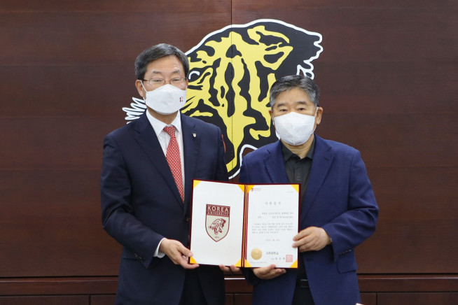 ▲정진택 고려대 총장(왼쪽)과 박헌준 명예회장이 기부증서를 들고 기념촬영을 하고 있다. (사진제공=고려대학교의료원)