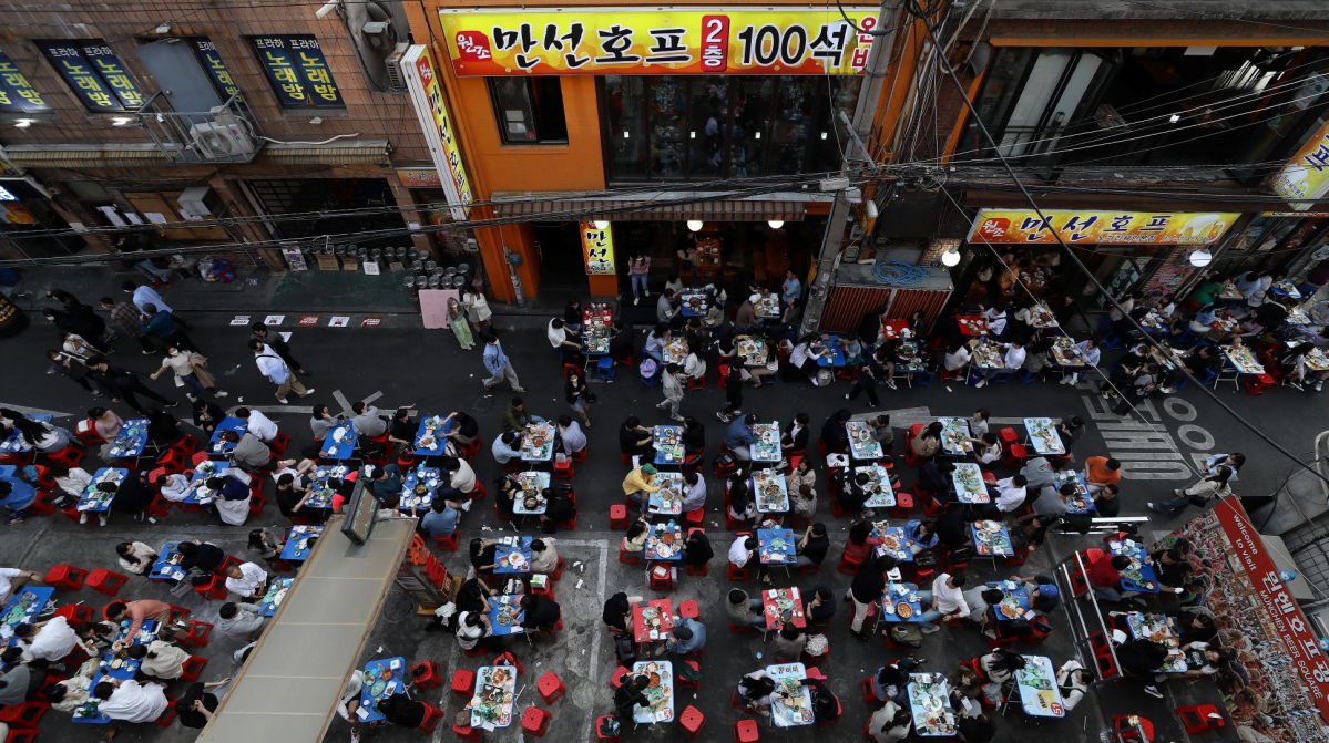 ▲리두기 전면 해제 첫 일요일인 24일 오후 서울 중구 을지로3가 노가리골목에서 많은 시민들이 주말 오후를 즐기고 있다. (뉴시스)