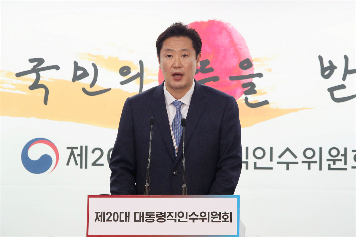 ▲홍경희 인수위 부대변인이 25일 오전 서울 종로구 통의동 대통령직인수위원회 공동기자회견장에서 현안브리핑을 하고 있다. (연합뉴스)