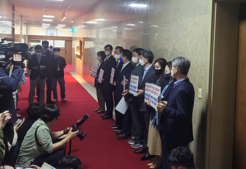 ▲더불어민주당 의원들이 25일 '검수완박' 원안 처리를 요구키 위해 국회의장실을 항의방문했다. (김윤호 기자)