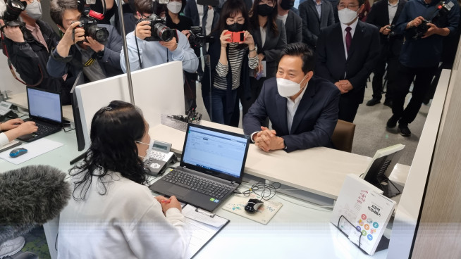 ▲오세훈 서울시장이 25일 용산 주거안심종합센터를 찾아 상담원과 대화를 나누고 있다. (김상영 수습기자 ksy2291@)