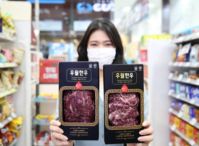 ▲모델이 GS리테일이 선보인 반값우월한우를 소개하고 있다. (사진제공=GS리테일)