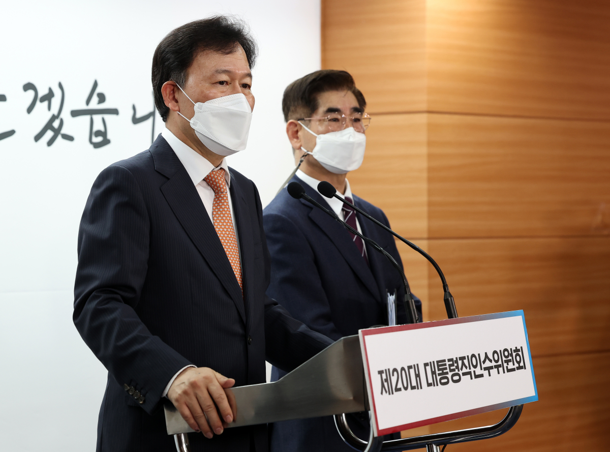 ▲윤한홍 청와대 이전 태스크포스(TF) 팀장(왼쪽)과 김용현 부팀장이 25일 오후 서울 종로구 통의동 대통령직인수위원회에서 청와대 개방 행사 관련 브리핑을 하고 있다.  (연합뉴스)