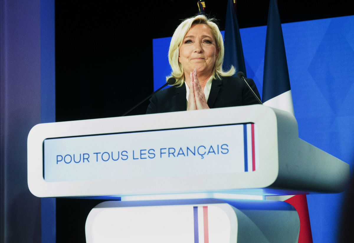 ▲프랑스 극우 정당 국민연합(RN)의 마린 르펜 후보가 24일(현지시간) 대선 패배 승복 연설을 하고 있다. 파리/UPI연합뉴스
