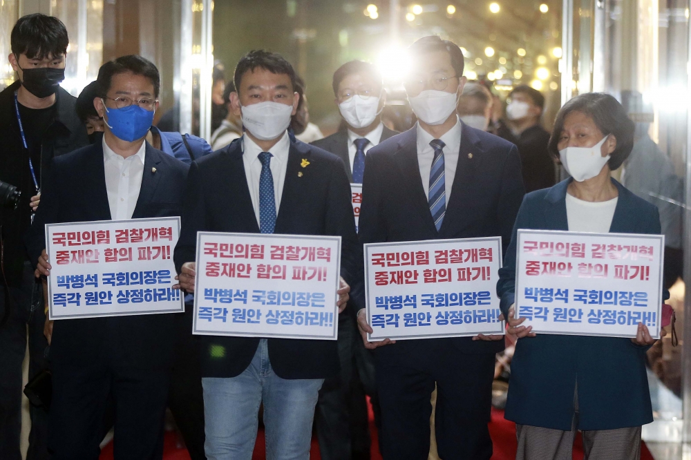 ▲더불어민주당 의원들이 25일 오후 서울 여의도 국회에서 검수완박 관련해 박병석 국회의장과 면담을 위해 의장실로 향하고 있다. 신태현 기자 holjjak@ (이투데이DB)