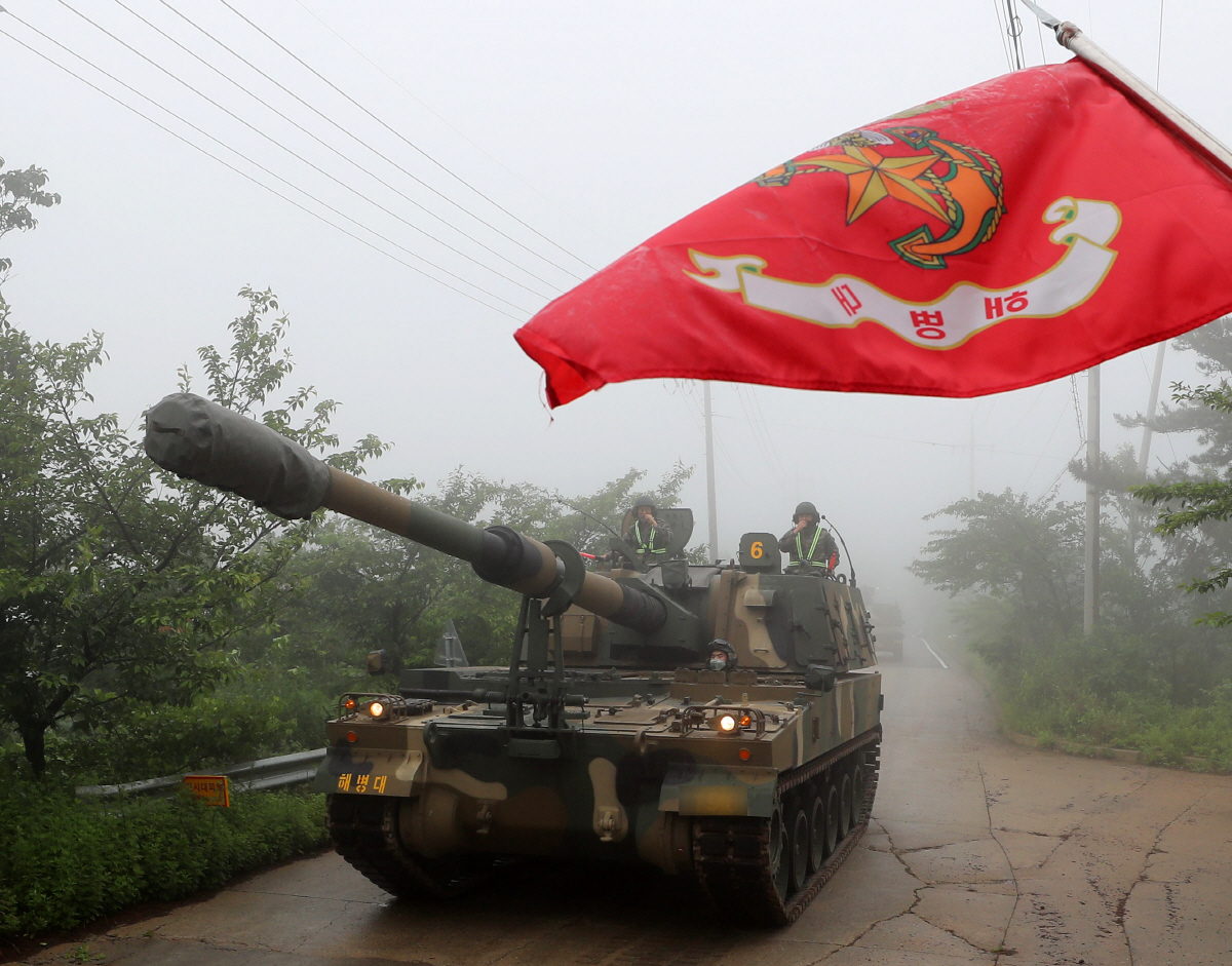 ▲2020년 6월 26일 해병대 연평부대가 인천시 옹진군 연평도에서 서북도서 순환훈련을 위해 K1E1 전차가 기동하고 있다. (뉴시스)
