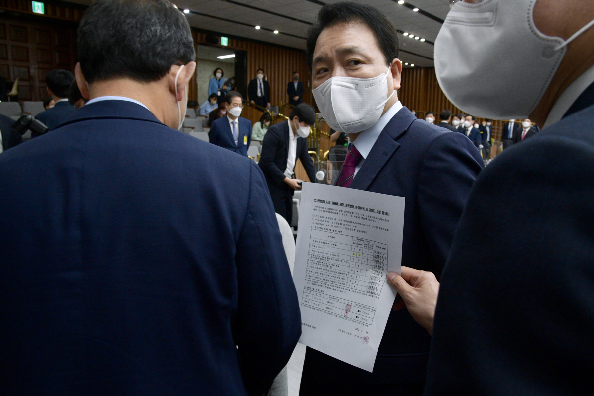 ▲주호영 위원장(왼쪽)이 26일 오전 서울 여의도 국회에서 열린 한덕수 국무총리 후보자 인사청문회에서 산회를 선포한 후 더불어민주당 강병원 간사(오른쪽)가 '한 후보자의 개인정보 제공 동의 여부'에 관한 자료를 보여주자 자리를 이동하고 있다. 가운데는 성일종 국민의힘 간사.