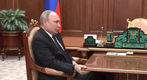 ▲러시아 국방장관과의 회의자리에서 불편해보이는 푸틴 대통령(연합뉴스)
