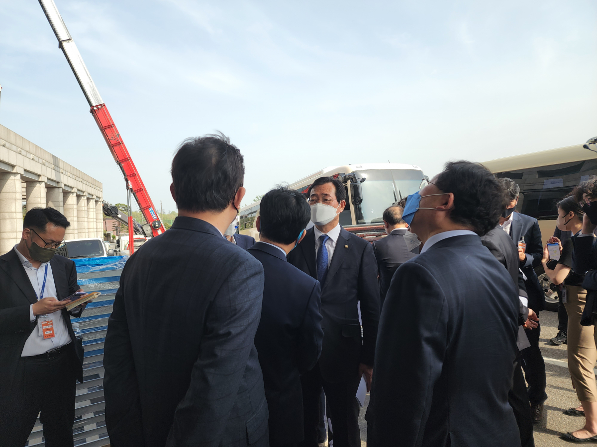 ▲더불어민주당 국방위원회 소속 의원들이 26일 집무실 이전 현장 점검을 위해 서울 용산구 국방부 본청을 찾았으나 거절당했다. (유혜림 기자 wiseforest@)