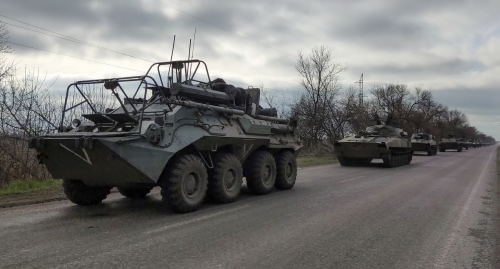 ▲러시아군 차량이 16일(현지시간) 우크라이나 남부 항구도시 마리우폴 근처를 지나고 있다. 마리우폴/AP연합뉴스
