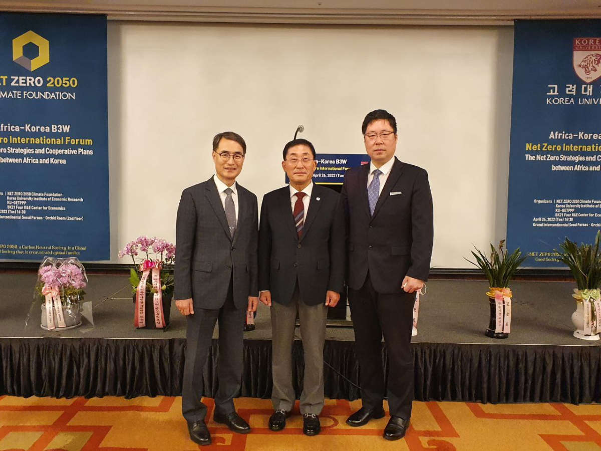 ▲아프리카-한국 B3W 탄소중립 포럼. 왼쪽부터 이권노 휴림로봇 사장, 장대식 넷제로 2050 기후재단 이사장 겸 휴림로봇 회장, 김봉관 휴림로봇 대표이사. (사진제공=휴림로봇)