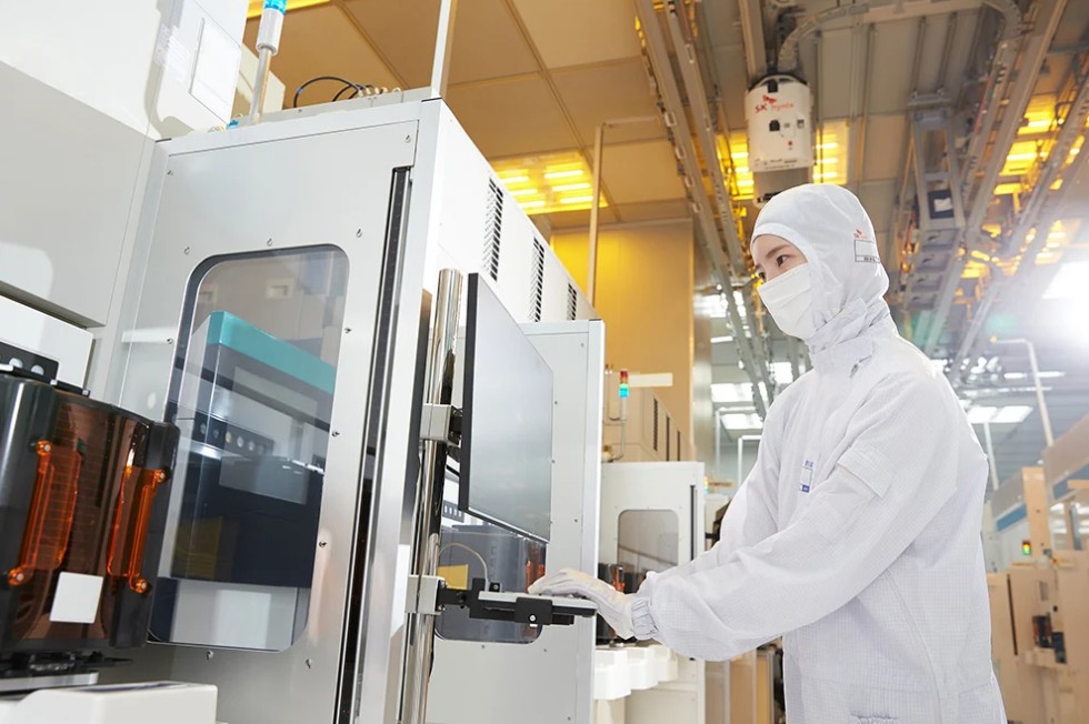 ▲SK하이닉스 직원이 반도체 웨이퍼 생산 공정을 점검하고 있다. (사진제공=SK하이닉스)