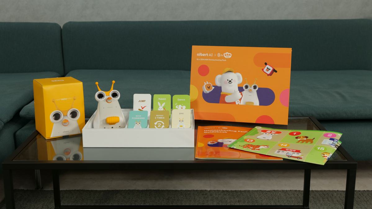 ▲코딩로봇 상품 알버트AI 홈 출시 이미지. (사진제공-SK브로드밴드)
