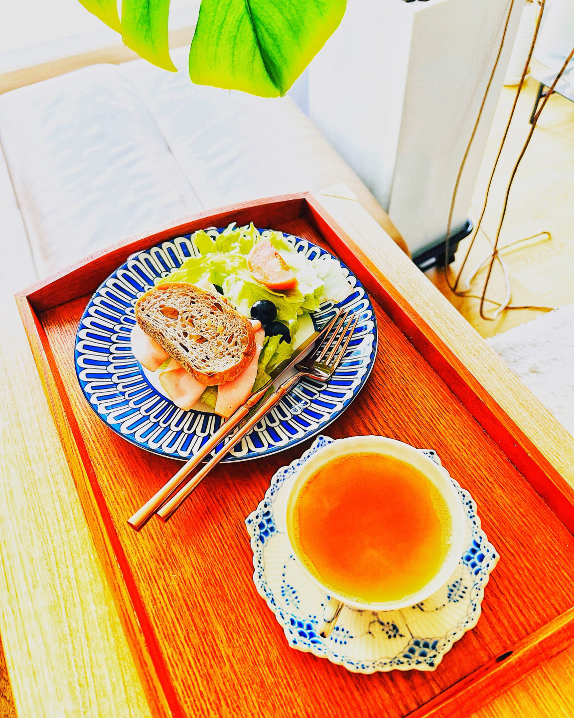 ▲에르메스 ‘블루다이아’ 플레이트와 로열코펜하겐 ‘블루 플루티드 풀레이스’ 컵앤소서.
