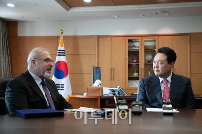 ▲윤석열 대통령 당선인이 27일 오전 서울 종로구 통의동 대통령직인수위원회 접견실에서 필립 르포르 주한 프랑스 대사를 접견하고있다. (이투데이DB)