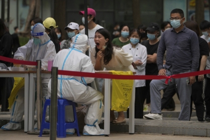 ▲중국 베이징 차오양구에서 25일 사람들이 신종 코로나바이러스 감염증(코로나19) 검사를 받고 있다. 베이징/AP뉴시스
