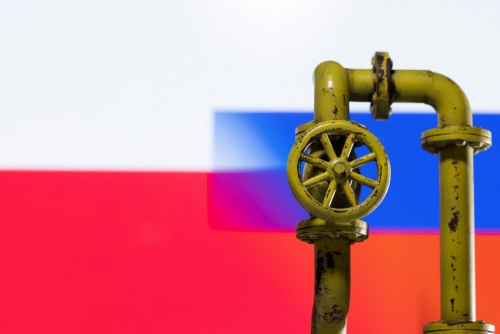 ▲폴란드와 러시아 국기를 배경으로 천연가스관 모형이 보인다. 로이터연합뉴스
