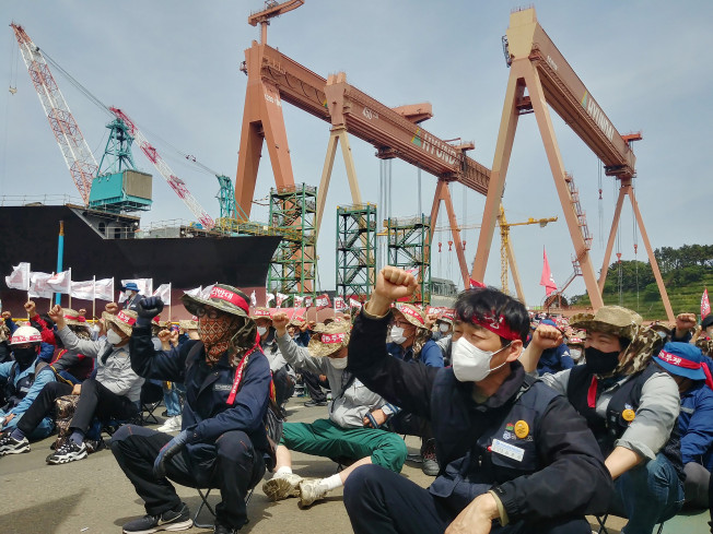 ▲현대중공업 노조가 임금협상 난항으로 27일 울산 본사에서 파업하고 있다.  (사진제공=현대중공업 노조)