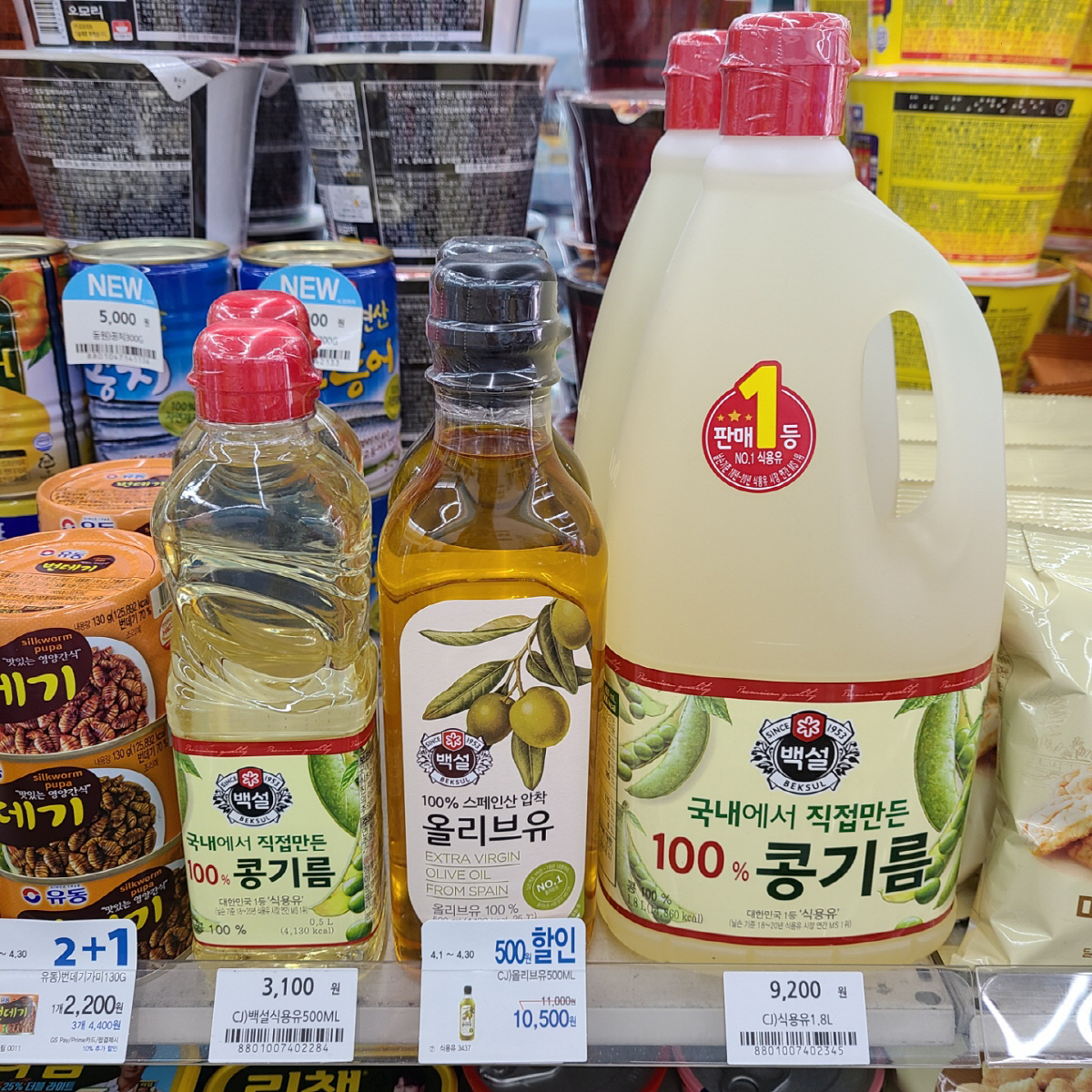 ▲편의점에서 판매 중인 ‘백설 올리브유 500ml’는 지난달부터 9500원에서 1만1000원으로 15.8%올랐다. 사진은 27일 한 편의점에서 인상된 가격에서 약 500원 할인된 가격에 판매 중인 올리브유 모습이다.(손민지 기자 handmin@)