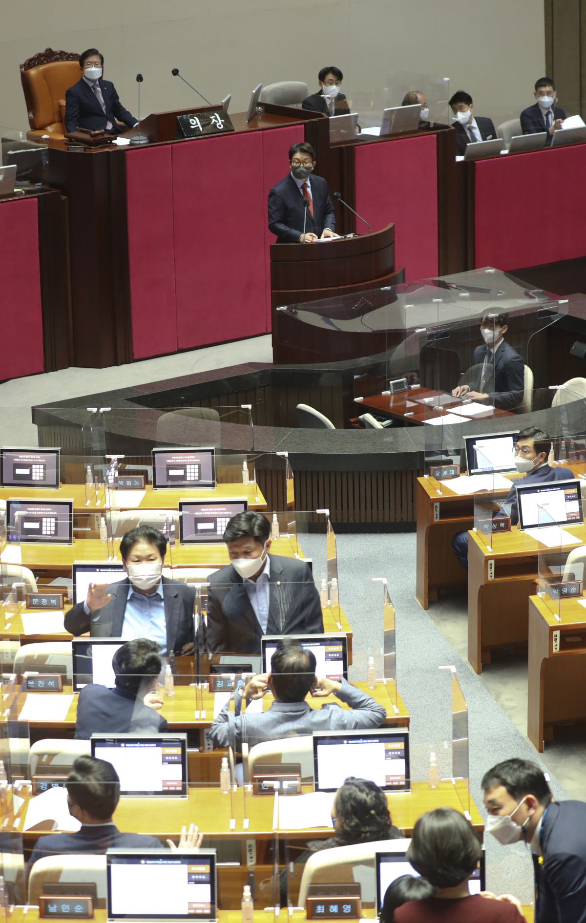 ▲국민의힘 권성동 원내대표가 27일 검찰 수사권과 기소권 분리 법안 처리를 위해 열린 국회 본회의에서 필리버스터(무제한 토론)를 하고 있다. (연합뉴스)