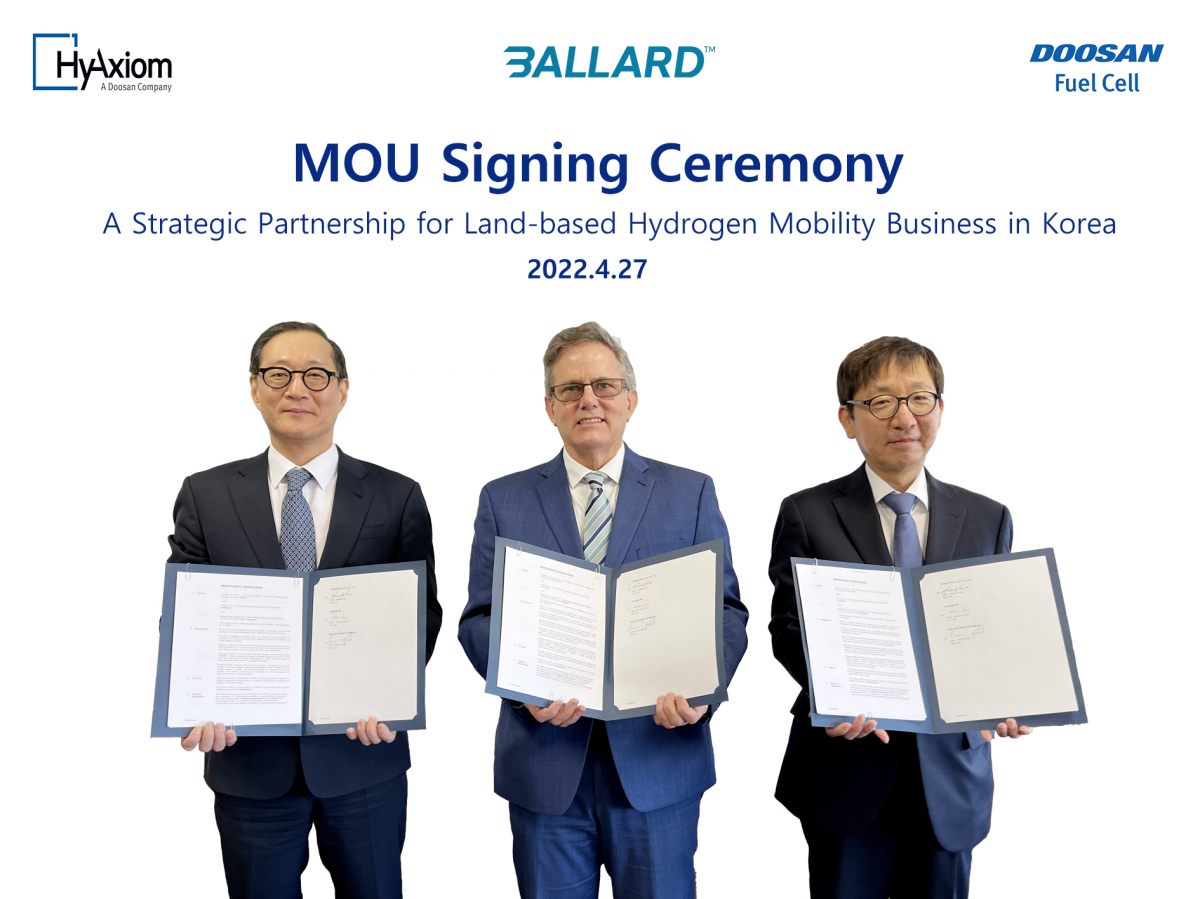 ▲업무협약식이 끝나고 하이엑시엄 정형락 사장(왼쪽 첫 째)이 발라드 존 캠벨 최고사업책임자(왼쪽 둘 째), 두산퓨얼셀 제후석 부사장과 기념사진을 촬영하고 있다. (사진제공=두산퓨얼셀)