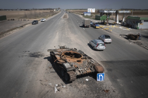 ▲러시아군 탱크가 우크라이나 수도 키이우 도로에 파괴된 채 버려져 있다. 키이우/AP연합뉴스
