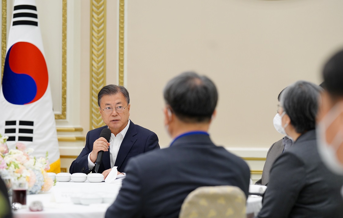 ▲<YONHAP PHOTO-5798> 방역 관계자 격려하는 문 대통령    (서울=연합뉴스) 문재인 대통령이 28일 청와대 영빈관에서 열린 코로나19 방역 관계자 격려 오찬에서 발언을 하고 있다. 2022.4.28 [청와대 제공, 재판매 및 DB]    seephoto@yna.co.kr/2022-04-28 13:53:26/<저작권자 ⓒ 1980-2022 ㈜연합뉴스. 무단 전재 재배포 금지.>