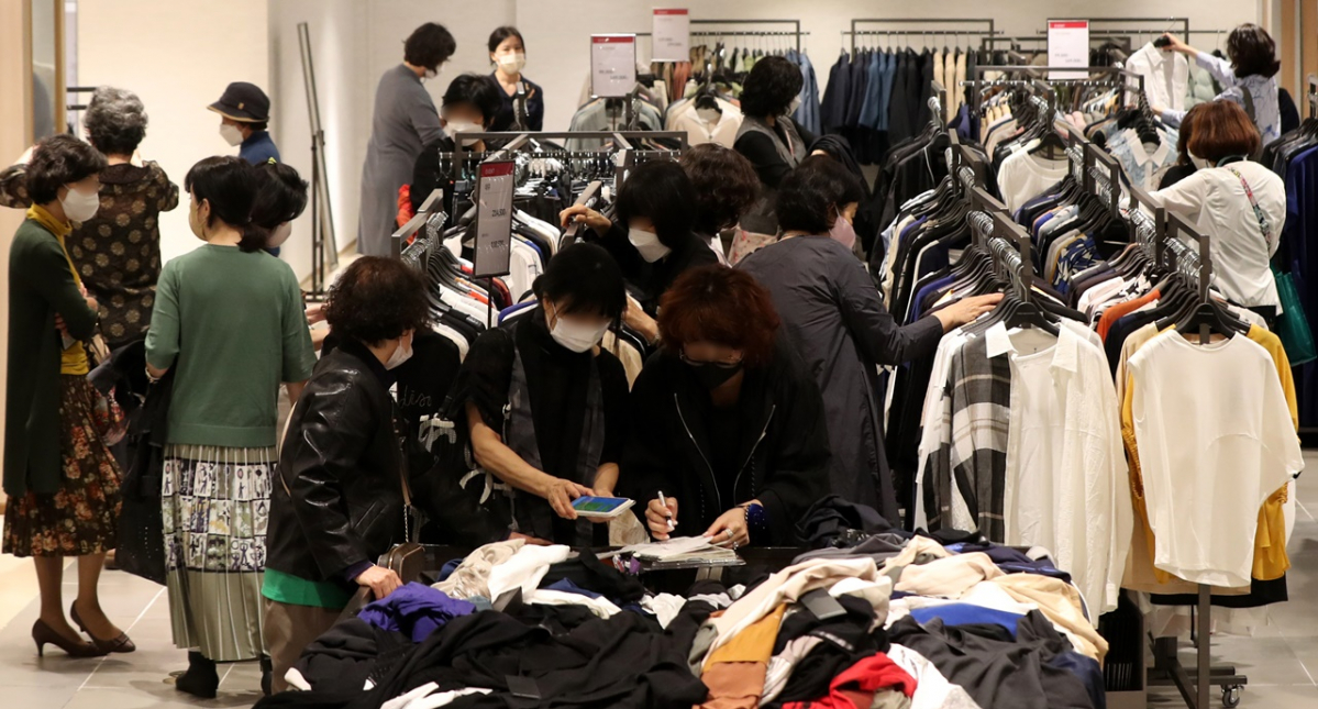 ▲거리 두기 해제 이후 서울 중구 롯데백화점 본점이 많은 시민들로 붐비고 있다. (뉴시스)