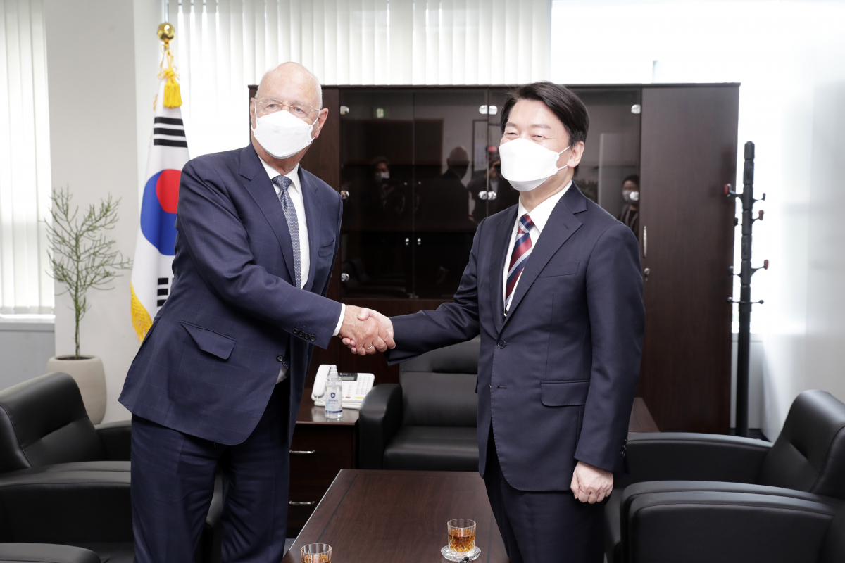 ▲안철수 제20대 대통령직인수위원회 위원장이 28일 서울 종로구 통의동 인수위에서 클라우스 슈바프 세계경제포럼 회장을 접견하고 있다.  (연합뉴스)