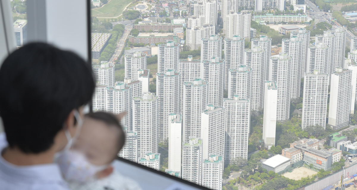 ▲새 정부가 청년층과 생애최초 주택 구매자의 ‘내 집 마련’을 지원하기 위해 주택담보대출비율을 최대 80%까지 완화한다. 서울 송파구 롯데월드타워 서울스카이에서 바라본 서울 시내 아파트 모습. (조현호 기자 hyunho@)