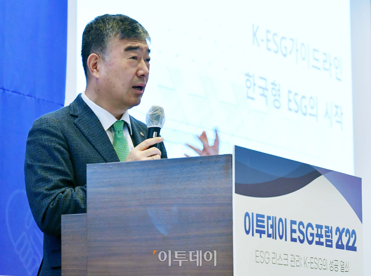 ▲안완기 한국생산성본부 회장이 28일 서울 여의도 전경련회관 다이아몬드홀에서 열린 ‘이투데이 ESG포럼 2022’에서 ‘K-ESG 가이드라인, 한국형 ESG의 시작’을 주제로 기조발표를 하고 있다. 신태현 기자 holjjak@