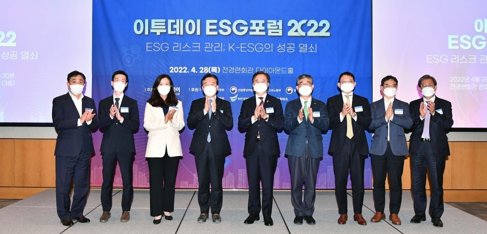 ▲28일 서울 여의도 전경련회관 다이아몬드홀에서 열린 ‘이투데이 ESG포럼 2022’에서 김상철(왼쪽부터) 이투데이 대표이사, 송재형 전경련 ESG팀장, 김수연 법무법인 광장 ESG연구원 연구위원, 정태호 더불어민주당 의원, 박진규 산업통상자원부 제1차관, 안완기 한국생산성본부 회장, 박준우 법무법인 원 ESG센터 파트너변호사, 마상문 금호타이어 전략기획부문담당 상무, 김덕헌 이투데이 경영기획실 상무가 기념촬영을 하고 있다. 신태현 기자 holjjak@