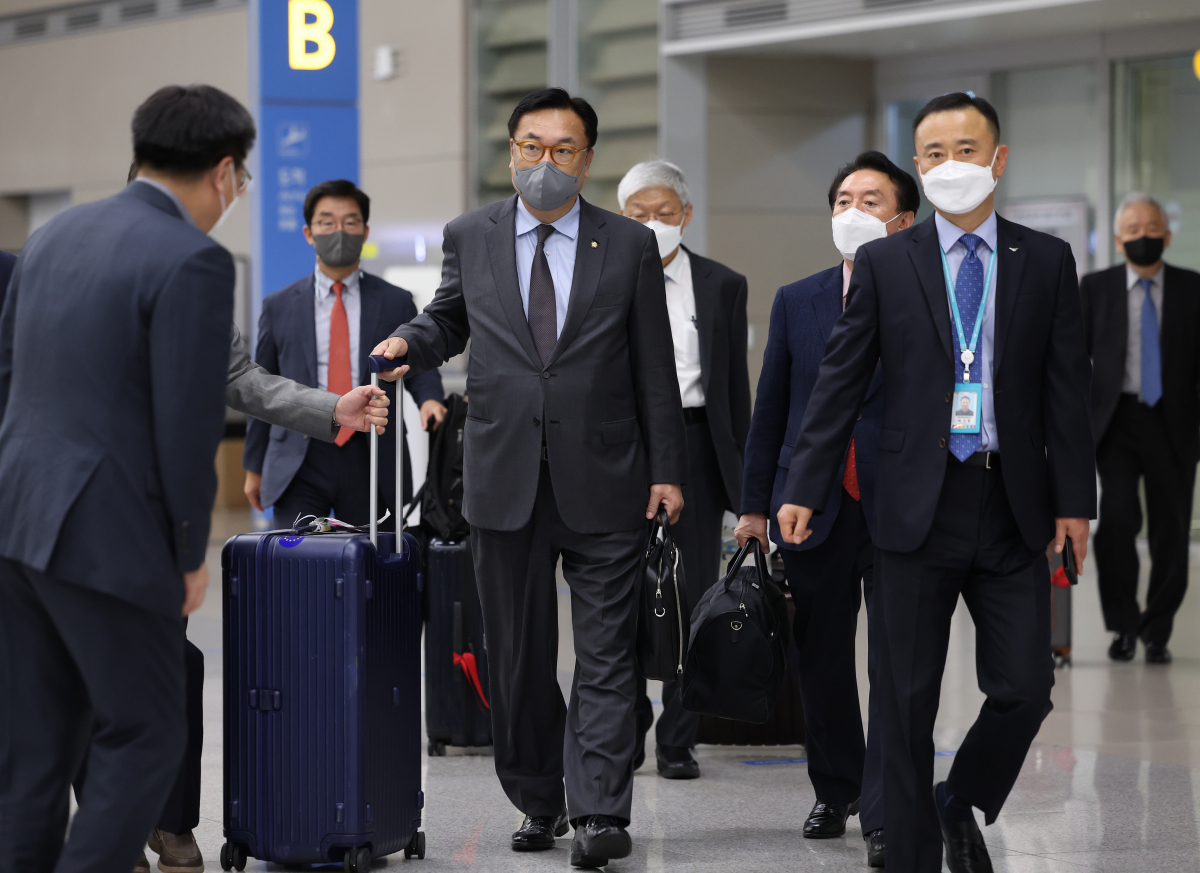 ▲한일 정책협의대표단을 이끄는 정진석 국회 부의장이 일본에서 주요인사들과 회동을 마친 뒤 28일 오후 인천공항을 통해 귀국하고 있다. (연합뉴스)