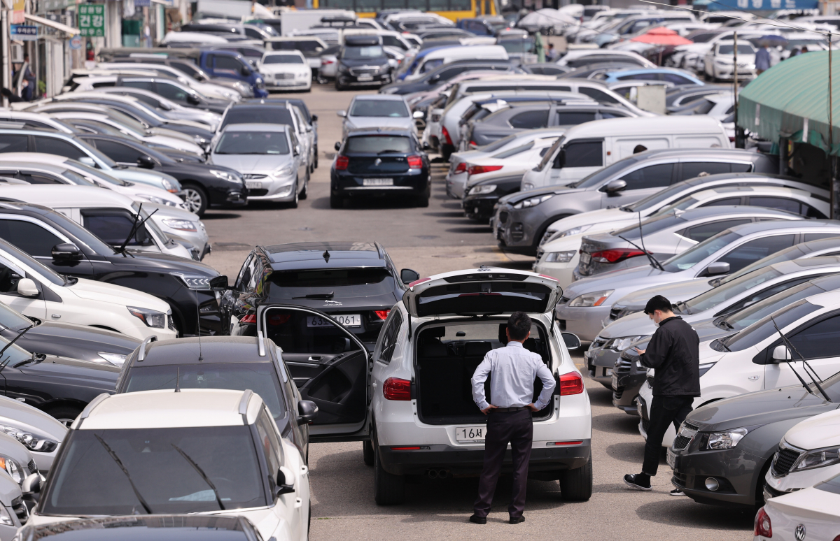 ▲현대차와 기아의 중고차 시장 진출에 관한 중소기업 사업조정심의회가 열린 28일 오후 서울 장안평중고차매매시장에 차량들이 주차되어 있다. (연합뉴스)