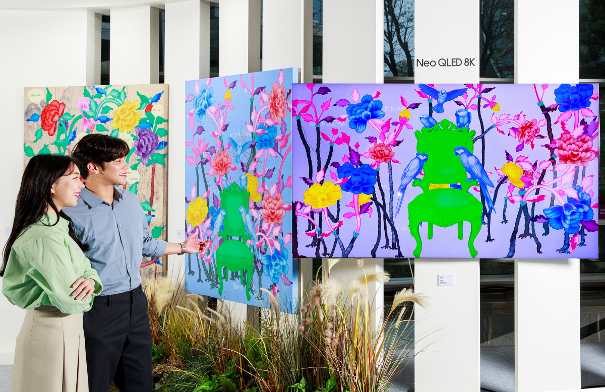▲삼성전자 모델이 네오 QLED 8K로 김근중 작가의 'Natural Being 104' 작품을 감상하고 있다. (제공=삼성전자)