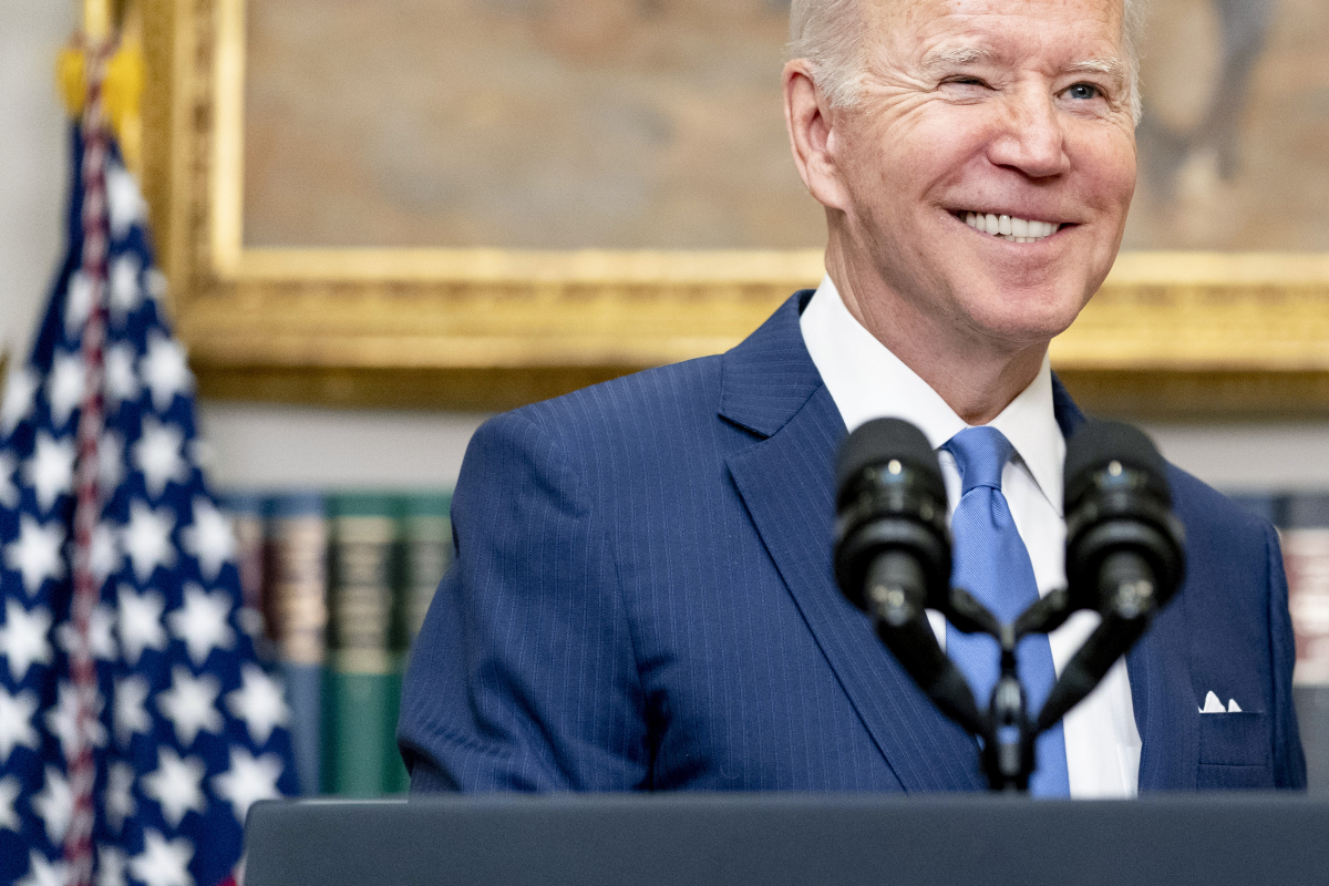 ▲조 바이든 미국 대통령이 28일(현지시간) 백악관 루즈벨트룸에서 연설 후 환하게 웃고 있다. 워싱턴D.C./AP뉴시스