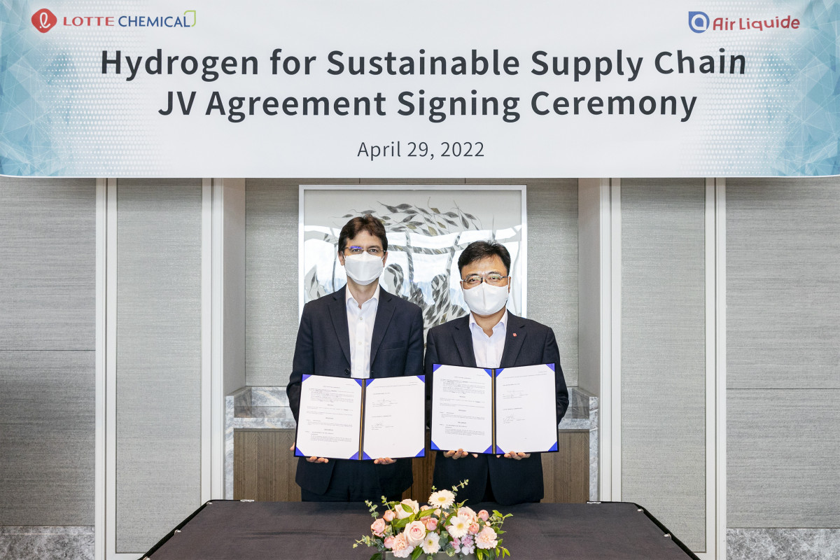 ▲롯데케미칼과 에어리퀴드코리아가 수소 공급망 구축을 위한 합작사를 설립했다. 좌측부터 기욤 코테 에어리퀴드코리아 대표, 황진구 롯데케미칼 기초소재사업 대표. (사진제공=롯데케미칼)