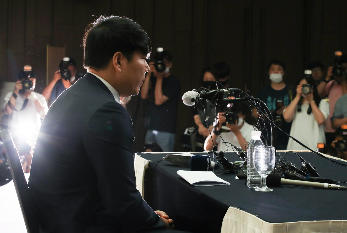 ▲(뉴시스) 야구선수 강정호가 2020년 6월 23일 오후 서울 상암동 스탠포드호텔에서 기자회견을 열고 ‘음주운전 삼진아웃’ 등과 관련 사과하고 있다.
