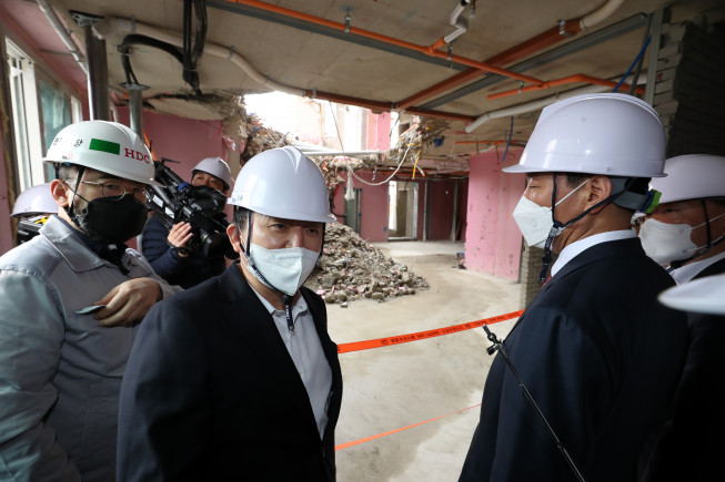 ▲원희룡 국토교통부 장관 후보자(왼쪽 두 번째)가 29일 오전 광주 서구 화정아이파크 붕괴사고 현장을 찾아 시공사인 HDC현대산업개발의 관계자로부터 수습 현황을 설명 듣고 있다.  (연합뉴스)
