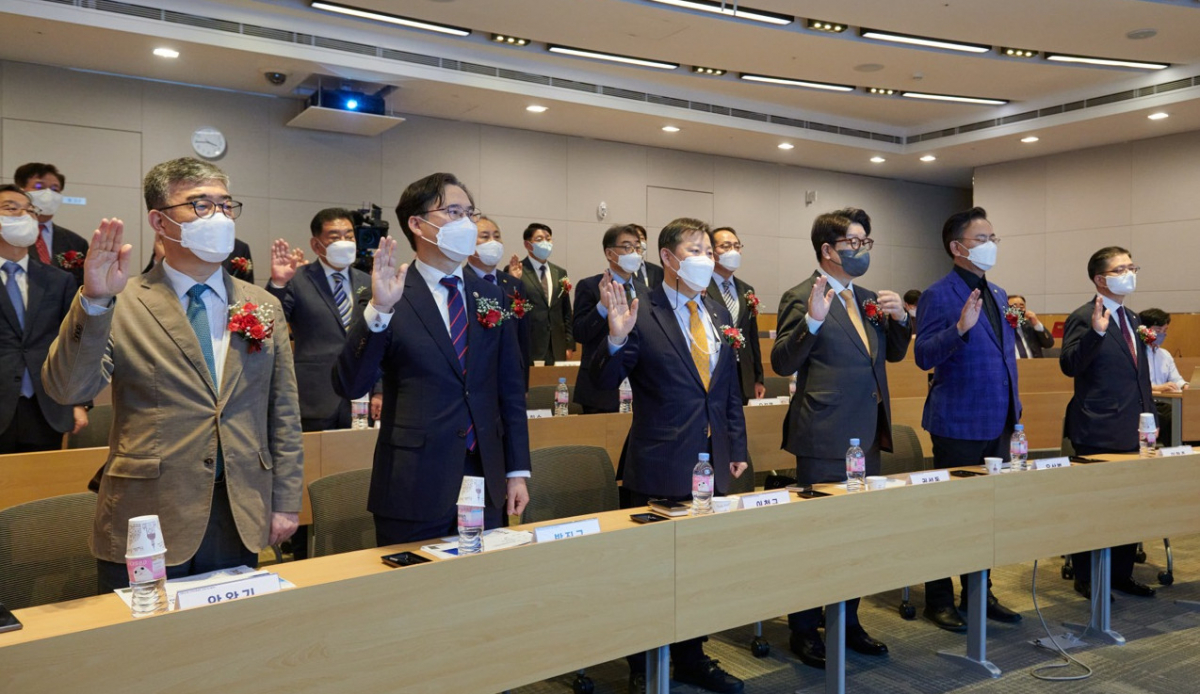 ▲29일 여의도 전경련 컨퍼런스센터에서 열린 ‘시멘트산업 지역사회공헌 상생기금’ 발대식에서 이현준 한국시멘트협회 회장(맨 오른쪽)과 관계자들이 공동선언하고 있다. (사진제공=한국시멘트협회)