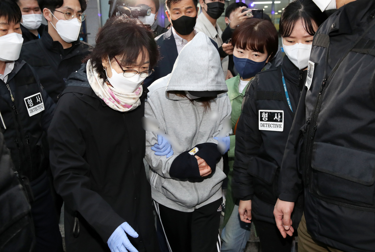 ▲초등학생 아들 2명을 살해한 혐의를 받는 40대 여성 A 씨가 서울 금천경찰서에서 서울남부지검으로 구속 송치되고 있다. (뉴시스)