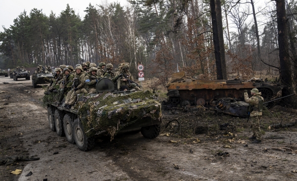 ▲우크라이나 키이우에서 지난달 31일(현지시간) 우크라이나군이 파괴된 러시아 탱크 옆을 지나고 있다. 키이우/AP뉴시스
