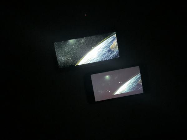 ▲아이폰12 pro(위), 아이폰SE(아래)으로 영화 '그래비티'를 재생한 모습. 검정 배경의 영상에서 OLED(위)와 LCD(아래)의 차이가 두드러진다.    (강태우 기자 burning@)